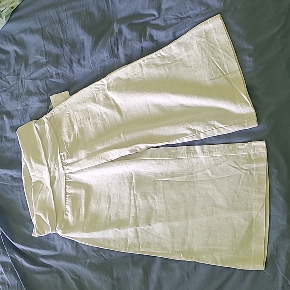 Charlotte Russe white capris size XS with tags